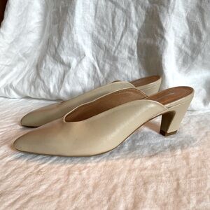 Intentionally Blank Cream Pointy Toe Mule Pumps Heels 8